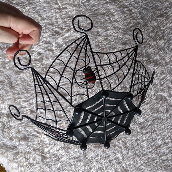 Spiderweb Basket - Picture 2 of 6